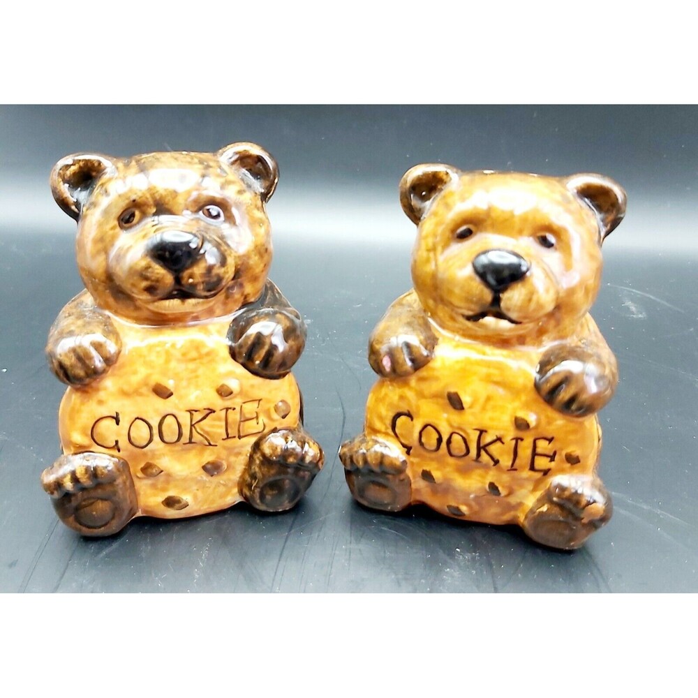 Vintage Ceramic Brown Bears Holding Cookie Salt & Pepper Shakers Set